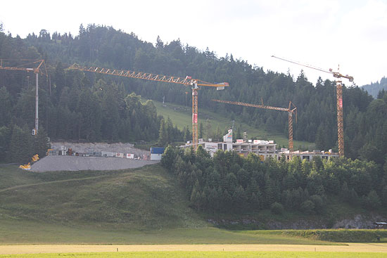 tolle Hanglage - rechts daneben die Christlum Abfahrt: das Bild der Baustelle (hier im Sommer 2010) zeigt die einzgartige Lage (©Foto: Martin Schmitz)